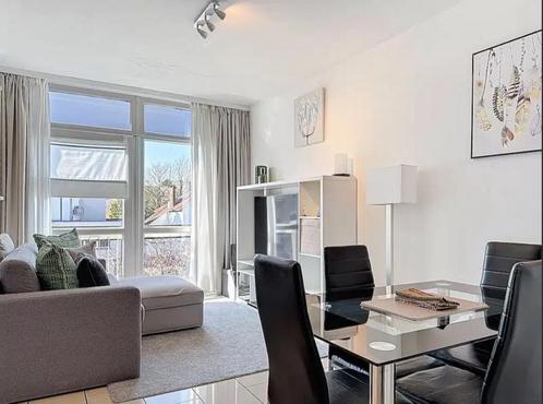 Table en verre avec 4 chaises – Très bon état, Huis en Inrichting, Tafels | Eettafels, Gebruikt, Glas, Ophalen