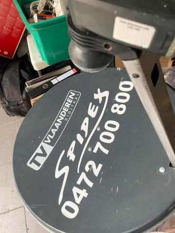 Grote satellietschotel met staander beschikbaar voor biedingen