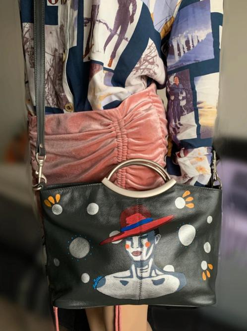Grey leather bag with unique design, Handtassen en Accessoires, Tassen | Schoudertassen, Nieuw, Overige merken, Grijs, Leer, Ophalen of Verzenden