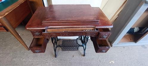 Magnifique meuble d'ancienne machine à coudre avec machine, Antiquités & Art, Antiquités | Machines à coudre, Enlèvement ou Envoi