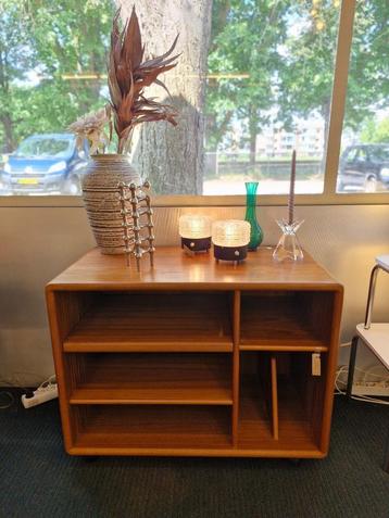 Vintage Deens design Dyrlund platenkast / audiomeubel beschikbaar voor biedingen