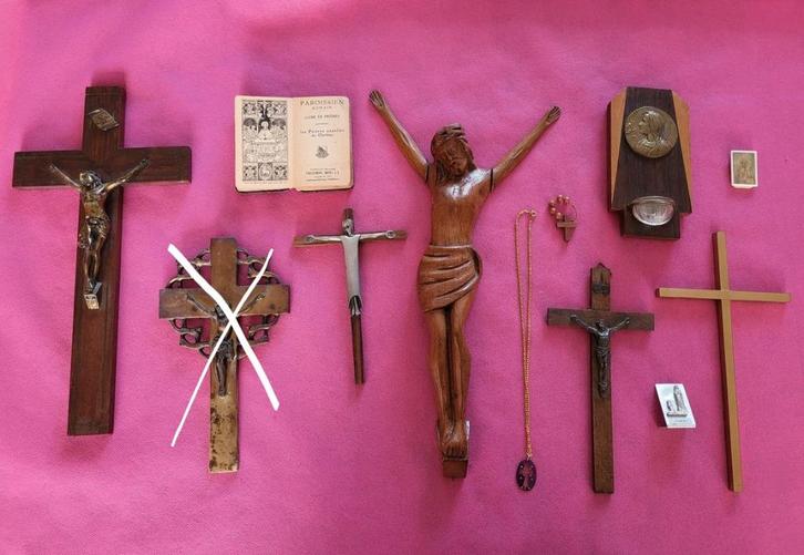 Set van 13 religieuze voorwerpen, sculpturen, kruisen, enz., Antiek en Kunst, Antiek | Religieuze voorwerpen, Ophalen of Verzenden