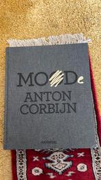 Anton Corbijn - mode gesigneerd en tevens affiche gesigneerd, Boeken, Kunst en Cultuur | Fotografie en Design, Ophalen of Verzenden