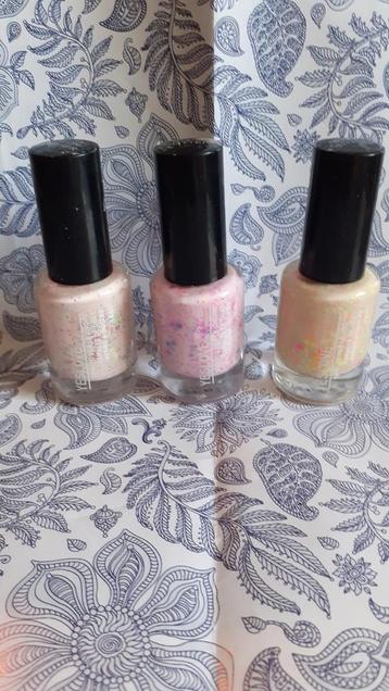 3 vernis à ongles neuf ( lot 3) beschikbaar voor biedingen