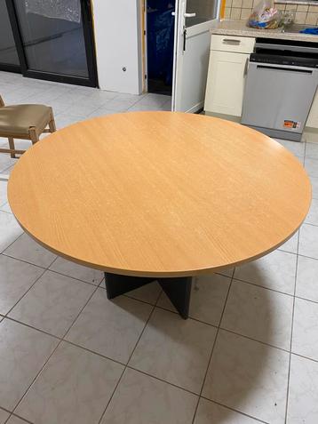 Ronde tafel beschikbaar voor biedingen