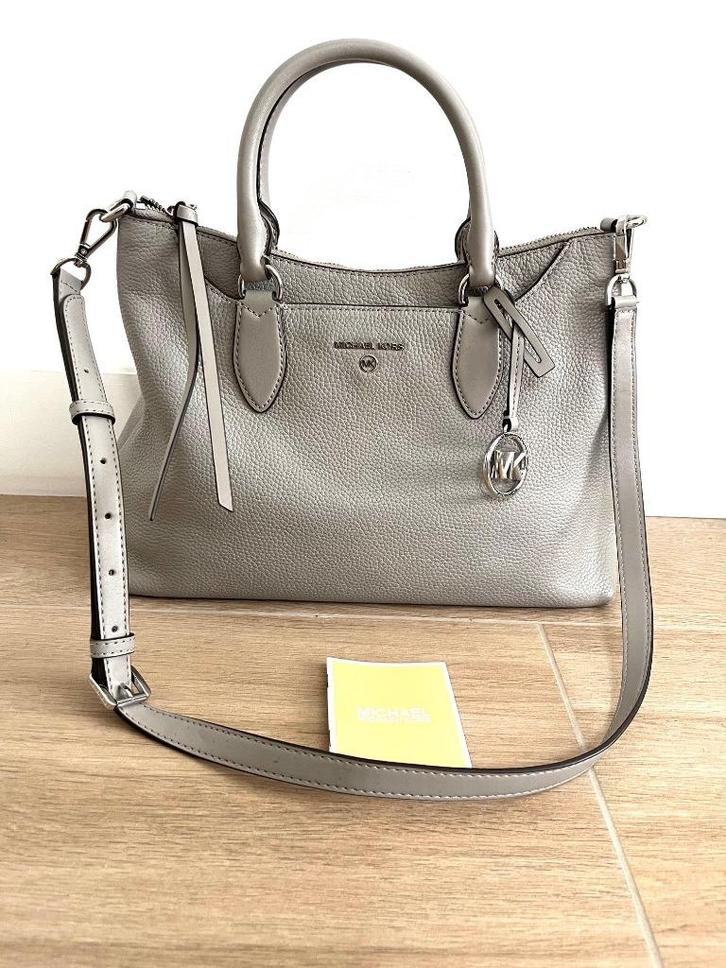 Michael Kors lichtgrijze handtas van zacht leer, Handtassen en Accessoires, Tassen | Damestassen, Gebruikt, Handtas, Grijs, Ophalen