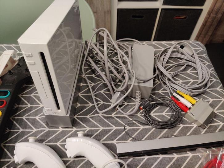 Wii console + games + accessoires pakket, Games en Spelcomputers, Spelcomputers | Nintendo Wii, Zo goed als nieuw, Met 3 controllers of meer