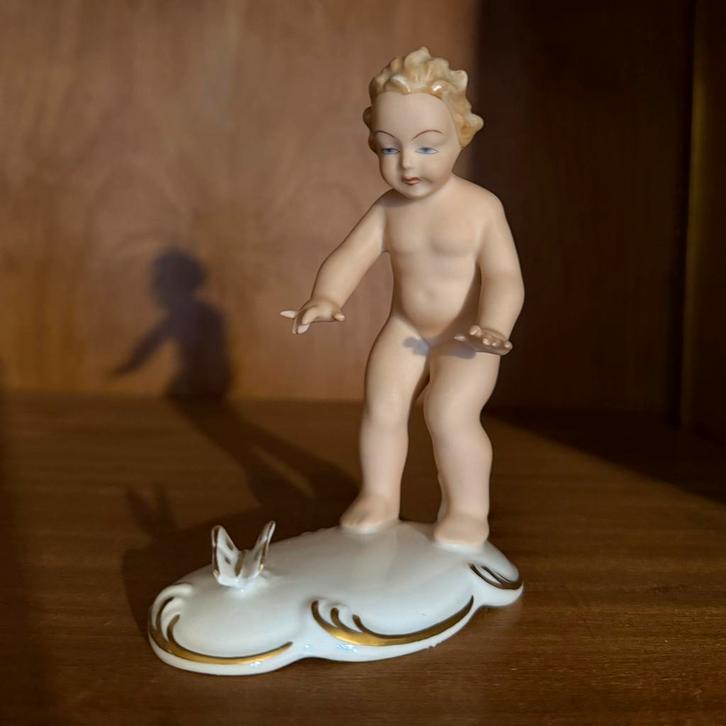 Beeldje kind met vlinder vintage, Antiek en Kunst, Antiek | Porselein, Ophalen