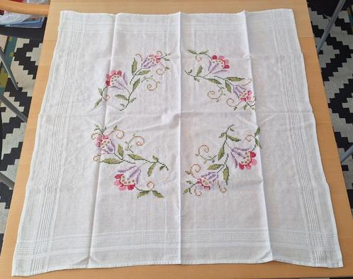 Te koop een hand geborduurd tafelkleedje van 80 cm x 77 cm., Huis en Inrichting, Tafelkleden, Zo goed als nieuw, Rechthoek, Binnen