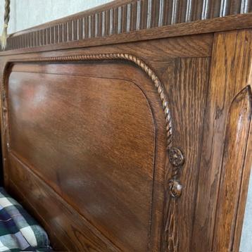 antiek bed en nachtkastje beschikbaar voor biedingen