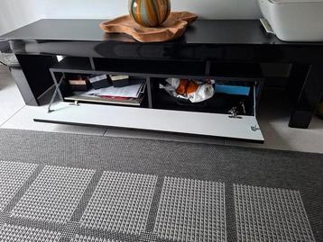 Tv meubel in zwart gelakte kleur beschikbaar voor biedingen