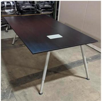 Gezamenlijke werktafel voor conferentievergaderingen beschikbaar voor biedingen