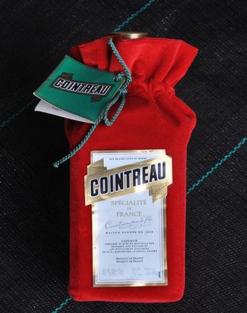 Cointreau : Fles 70 cl (Leeg !) in mooi rood fluwelen jasje beschikbaar voor biedingen