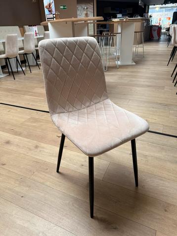 Eetkamer stoelen beschikbaar voor biedingen