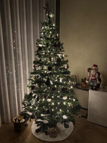 Kerstboom compleet met ballen en lichtslingers beschikbaar voor biedingen