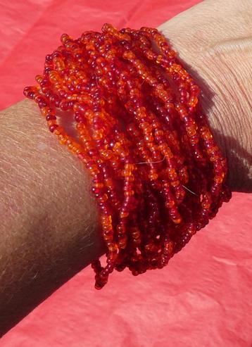 Armband met rode kralen beschikbaar voor biedingen