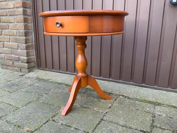Houten tafeltje met lade. beschikbaar voor biedingen