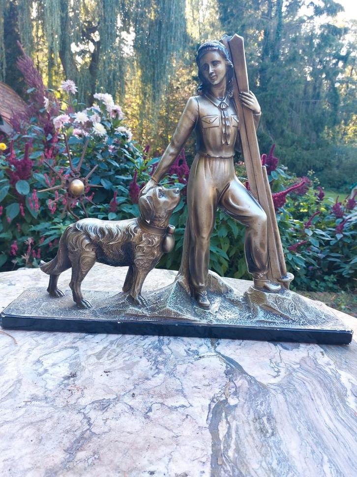 Beeld/antiek terracotta/gipslaag/skiester met bernardus hond, Antiek en Kunst, Kunst | Beelden en Houtsnijwerken, Ophalen