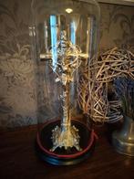 Antiek kruisbeeld onder stolp, Ophalen