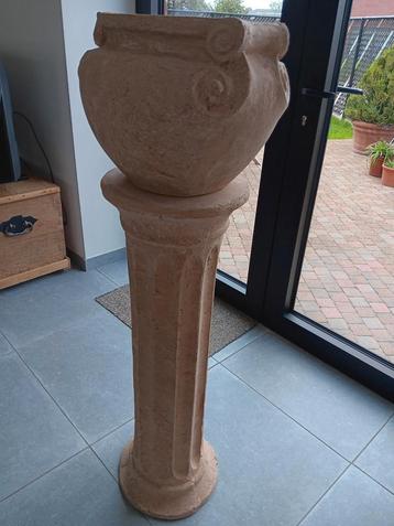 Zeer mooie staander met bijhorende pot uit steen  beschikbaar voor biedingen