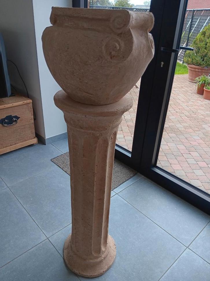 Zeer mooie staander met bijhorende pot uit steen, Tuin en Terras, Tuinvazen, Zo goed als nieuw, Ophalen