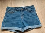 Korte jeansshort, Kleding | Dames, Spijkerbroeken en Jeans, Blauw, Ophalen of Verzenden, Zo goed als nieuw, W30 - W32 (confectie 38/40)