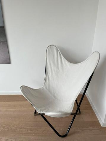 Vlinderstoel ( stof licht grijs, greige ) met zwart frame