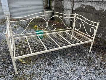 Antiek prachtig bed beschikbaar voor biedingen