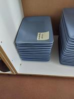 32 grandes assiettes bleues rectangulaires, Enlèvement, Utilisé, Uni, Assiettes(s)