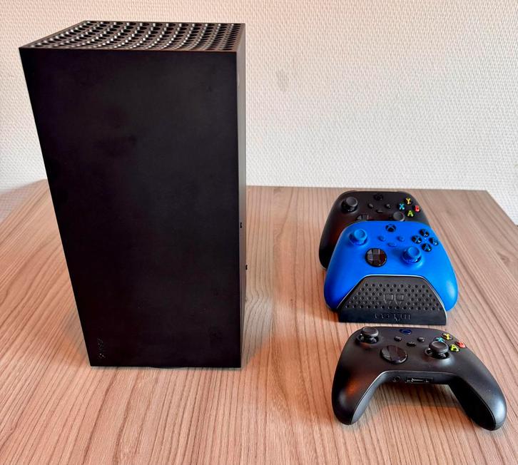 Xbox Series X + 3 manettes + station de recharge Venom, Games en Spelcomputers, Spelcomputers | Xbox Series X en S, Zo goed als nieuw