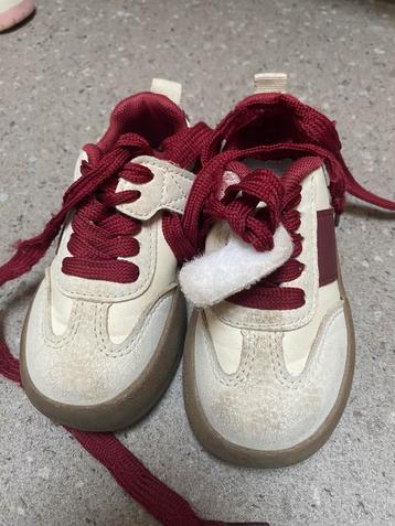 4 paar meisjessneakers beschikbaar voor biedingen