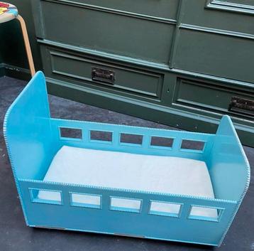 Vintage poppenbedje  beschikbaar voor biedingen