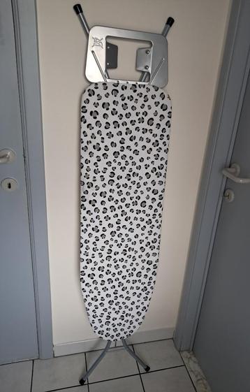 Strijkplank, in zeer goede staat beschikbaar voor biedingen