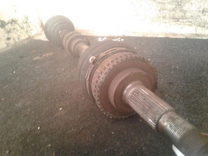 Aandrijfas links-voor van een Nissan Primera, Auto-onderdelen, Remmen en Aandrijving, Nissan, Gebruikt, 3 maanden garantie, Ophalen of Verzenden