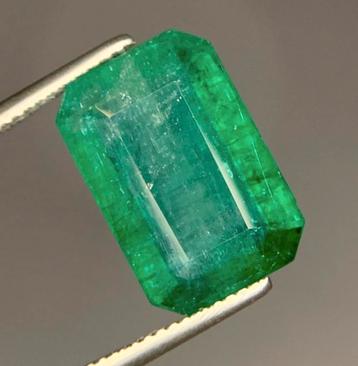 Groen Smaragd van topkwaliteit - 9,40ct met certificaat beschikbaar voor biedingen