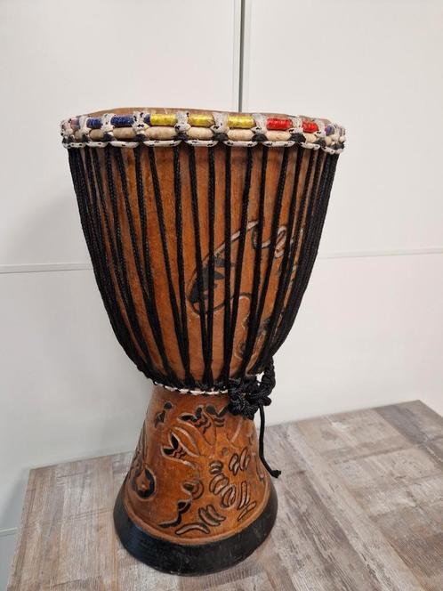 Prachtige grote djembe met mooi houtsnijwerk, Musique & Instruments, Percussions, Comme neuf, Enlèvement ou Envoi