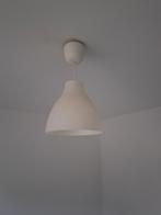 Belle lampe suspendue blanche (+ lampe gratuite), Comme neuf, Synthétique, Enlèvement, 50 à 75 cm
