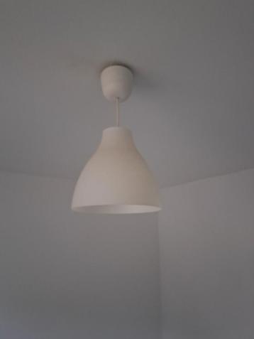Mooie, witte hanglamp (+ gratis lamp)