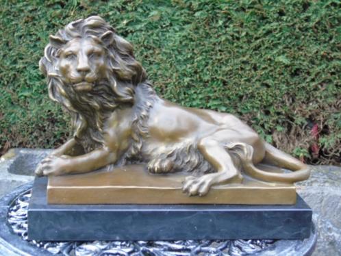 statue d un lion coucher tête en l air en bronze signé ..., Antiquités & Art, Antiquités | Bronze & Cuivre, Bronze, Enlèvement ou Envoi