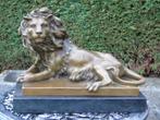 statue d un lion coucher tête en l air en bronze signé ..., Bronze, Enlèvement ou Envoi