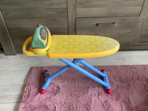 Plastic speelgoed strijkplank (47x67 cm) (Geluid-Licht), Kinderen en Baby's, Speelgoed | Speeltafels, Zo goed als nieuw, Ophalen of Verzenden