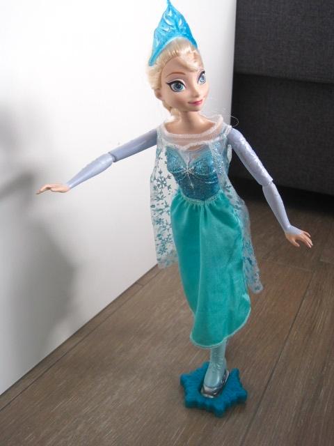Disney Frozen schaatsende Elsa pop, Kinderen en Baby's, Speelgoed | Poppen, Gebruikt, Overige typen, Ophalen of Verzenden