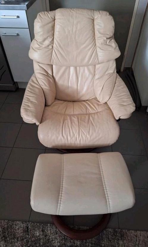 Fauteuil relax en cuir beige + repose-pieds en parfait état., Maison & Meubles, Fauteuils, Comme neuf, Cuir, Enlèvement