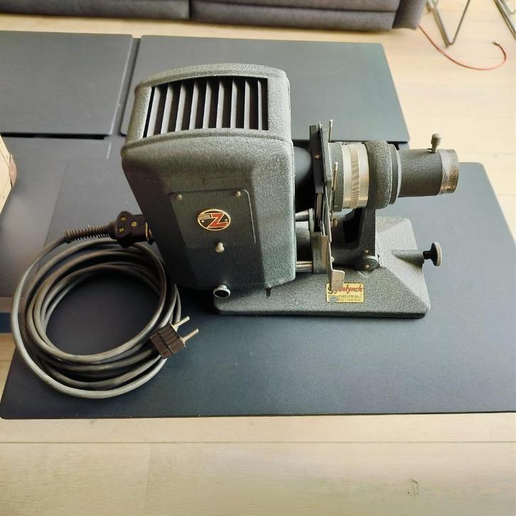 Vintage diaprojector " Zeitt-Projektor model S " lamp werkt, Audio, Tv en Foto, Diaprojectoren, Gebruikt, Ophalen