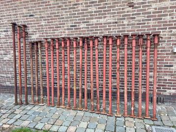 Schoren / stutten / stempels / 24 stuks met stapelrek beschikbaar voor biedingen