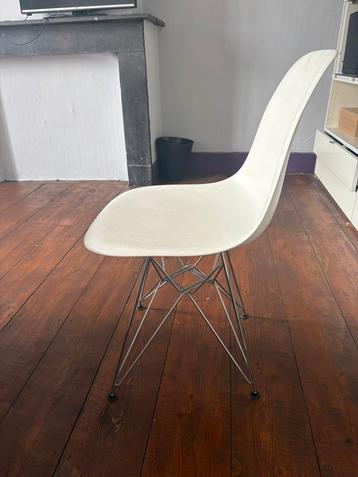 Witte kuipstoel vitra beschikbaar voor biedingen