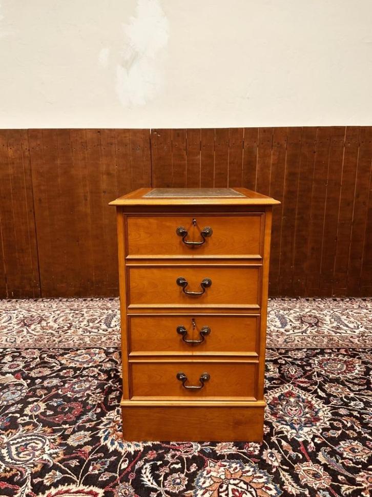 Klassiek Engelse Chesterfield Ladekast, Antiek en Kunst, Antiek | Kantoor en Zakelijk, Ophalen of Verzenden