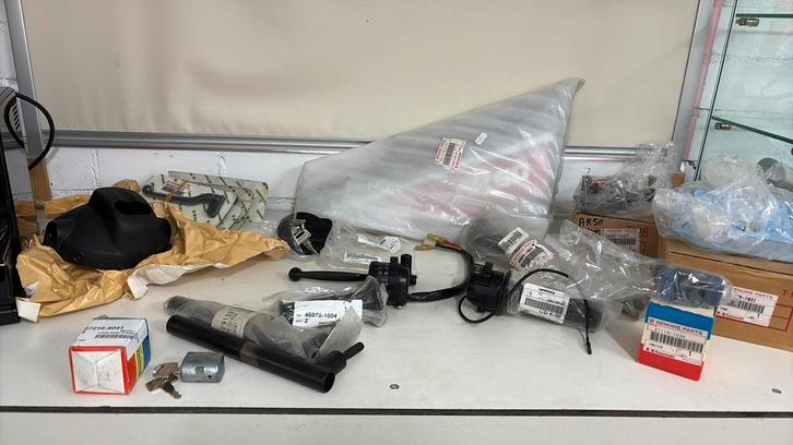 Kawasaki Ar 50 onderdelen Nos nieuw ! Los of hele Lot 795eu, Fietsen en Brommers, Brommers | Tuning en Styling, Nieuw, Ophalen of Verzenden