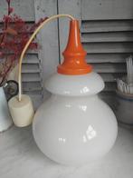 Leuke vintage melkglazen hang lamp met oranje accent, Glas, Ophalen, Vintage retro