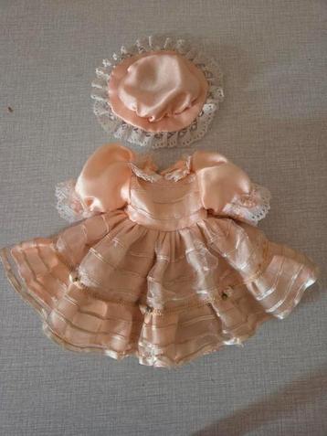 Antiek poppenkleed + hoed. beschikbaar voor biedingen